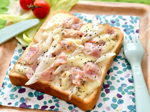 オニポテベーコンのチーズトースト